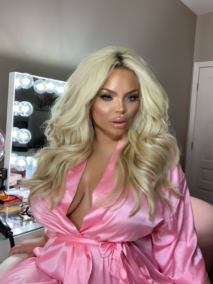 So who else thinks Victoria Secret is really missing out with their whole "plus size girls aren't the fantasy" thing 🙄🤦
😇 do we like this more bronze natural glam today or do we miss the dramatic smokey eye? 🤔