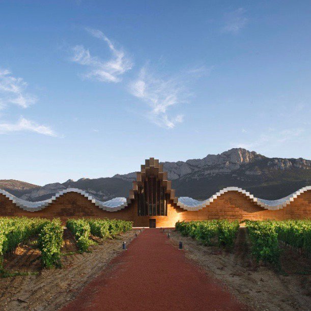 Este mes nuestra editorial TomBlack tiene lugar en un entorno natural, la Bodega Ysios, situada a los pies de la Sierra de Cantabria. 

#tomblackstyle #TomBlack #lugares #detalles #menstyle #menfashion