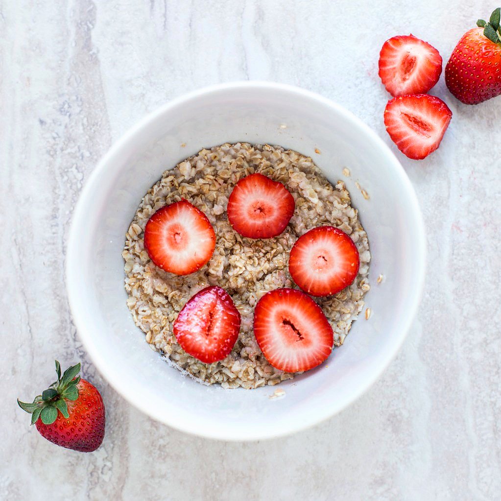GlobeHealthy's tweet photo. A big bowl of warm, comforting porridge oats is a great way to start your day! Top with fresh fruit such as strawberry or sliced banana and a drizzle of honey or maple syrup for a burst of natural sweetness! #breakfast #HealthyKids https://t.co/PayadRyWt5