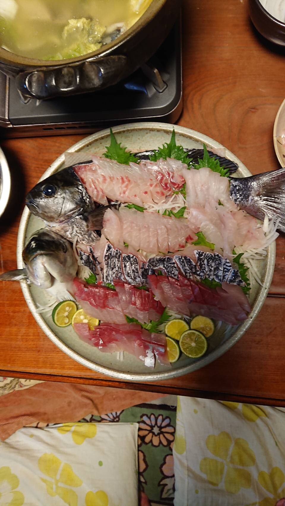大明神 こてつの城 ゼブさん まだまだ宴会やってますよ 今日のお品書き グレ ヤズの刺身盛り合わせ グレ鍋 コッパグレの煮付け グレの白子のシャブシャブ 自分で釣った魚を捌いて食べるって究極の贅沢かも こてつ様もグレの潮煮食べて大満足