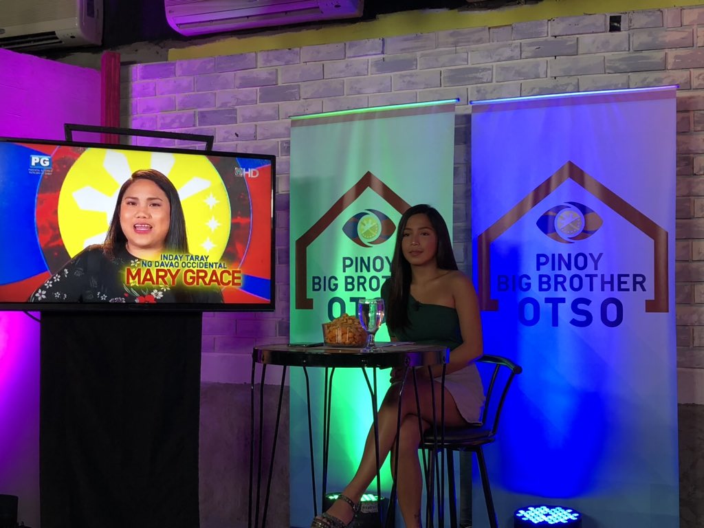 PBBabscbn's tweet photo. 🔴 NOW on PBB Bring 8 On:

Kasalukuyang pinapanood ni Dawn ang VTRs ng mga Star Dreamers na pumasok kanina sa PBB Otso Gold! 

📌 Join her by watching HERE: https://t.co/DEmVYHAbN5

#PBB8SalubongDay2 https://t.co/TcLEXrcpgE