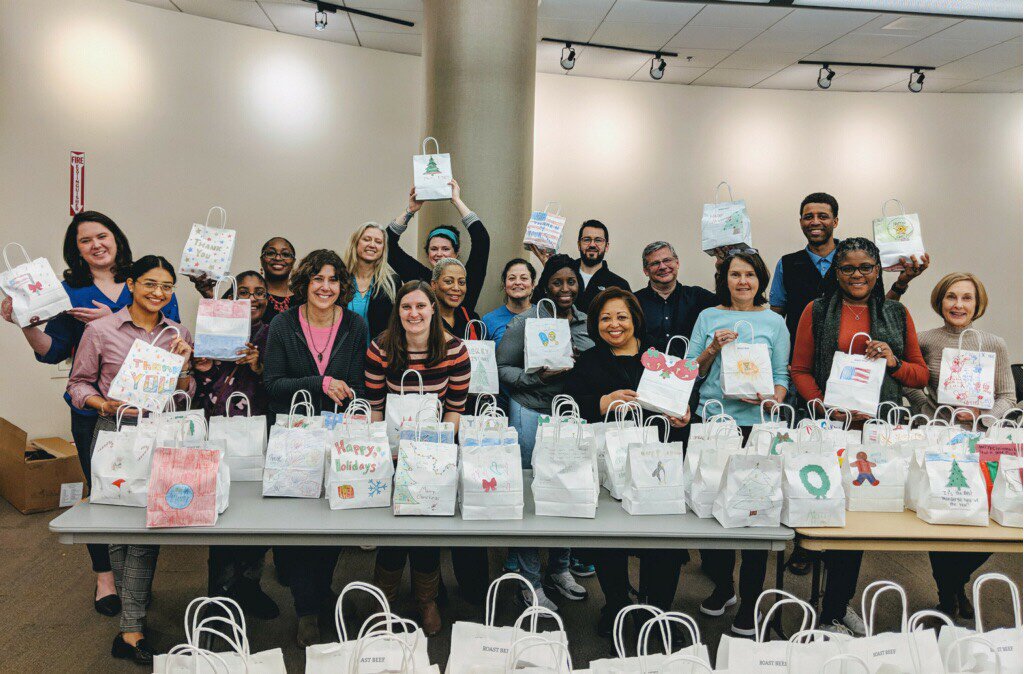 SelectGeorgia's tweet image. As members of our armed forces made their way back to home base after the holidays, our team was stationed at the @ATLairport to hand them over 400 lunches we hand packed. We&apos;re honored to partner with @the_USO to serve our military annually this way! #WeHelpBecauseItsHome