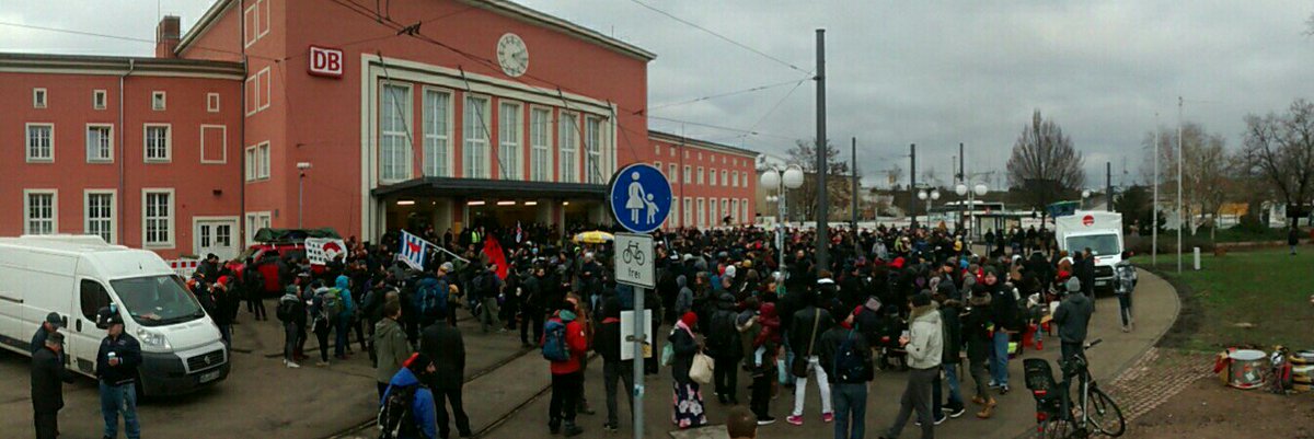 werdasliestist's tweet photo. Auch 14 Jahre nach dem Mord an Oury Jalloh fordern 1000+ Menschen in Dessau eine ernsthafte Aufklärung, Verurteilung, und Konsequenzen: ein Ende rassistischer Polizeigewalt.
Kampf dem rassistischen Normalzustand!
#d0701 #De0701 #dessau #antira #OuryJalloh @OuryJalloh @ISDBund https://t.co/FmoF8DA0AH