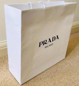 deathpunchpixie's tweet image. I managed to get my hands on a @GreggsOfficial Vegan sausage roll today. Had to hide it in a Prada carrier bag so I was less likely to be mugged for me #GoldDust