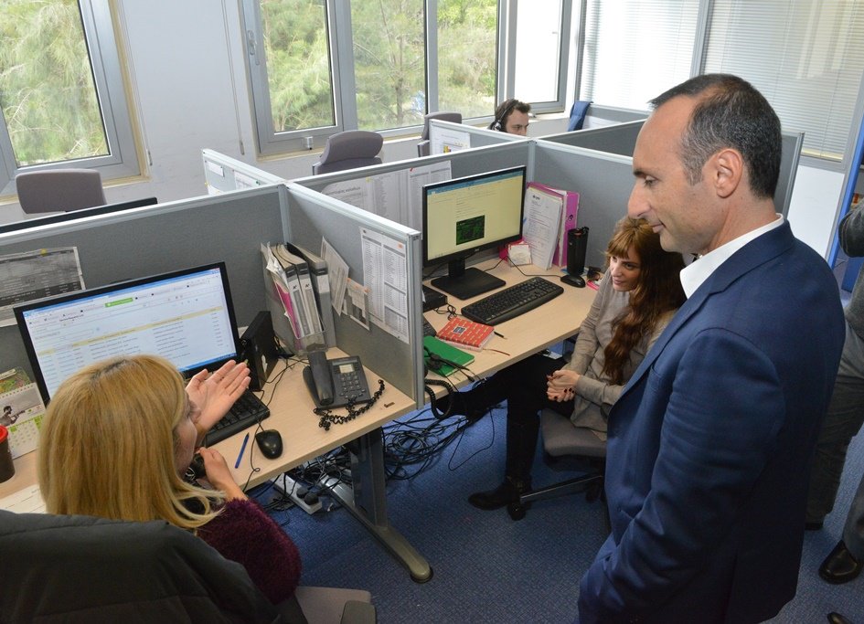 cytacyprus's tweet photo. Ο νέος CEO της #Cyta, κ Ανδρέας Νεοκλέους, αφιέρωσε την πρώτη του μέρα στον Οργανισμό στην πρώτη γραμμή εξυπηρέτησης πελατών. Φωτογραφικό στιγμιότυπο από την επίσκεψη στα Κέντρα Τηλεξυπηρέτησης Cyta. https://t.co/xZ1bGAWlRh