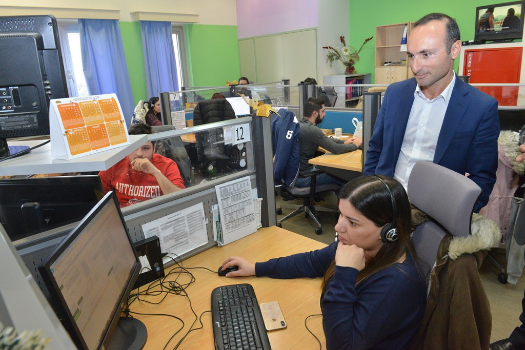 cytacyprus's tweet photo. Ο νέος CEO της #Cyta, κ Ανδρέας Νεοκλέους, αφιέρωσε την πρώτη του μέρα στον Οργανισμό στην πρώτη γραμμή εξυπηρέτησης πελατών. Φωτογραφικό στιγμιότυπο από την επίσκεψη στα Κέντρα Τηλεξυπηρέτησης Cyta. https://t.co/xZ1bGAWlRh