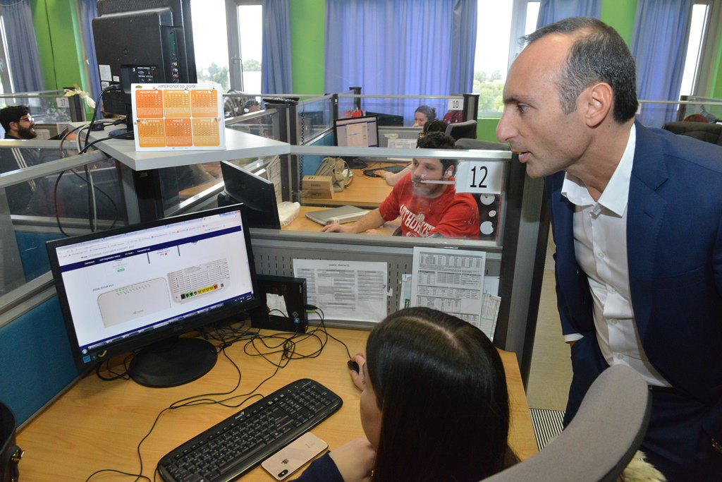 cytacyprus's tweet photo. Ο νέος CEO της #Cyta, κ Ανδρέας Νεοκλέους, αφιέρωσε την πρώτη του μέρα στον Οργανισμό στην πρώτη γραμμή εξυπηρέτησης πελατών. Φωτογραφικό στιγμιότυπο από την επίσκεψη στα Κέντρα Τηλεξυπηρέτησης Cyta. https://t.co/xZ1bGAWlRh