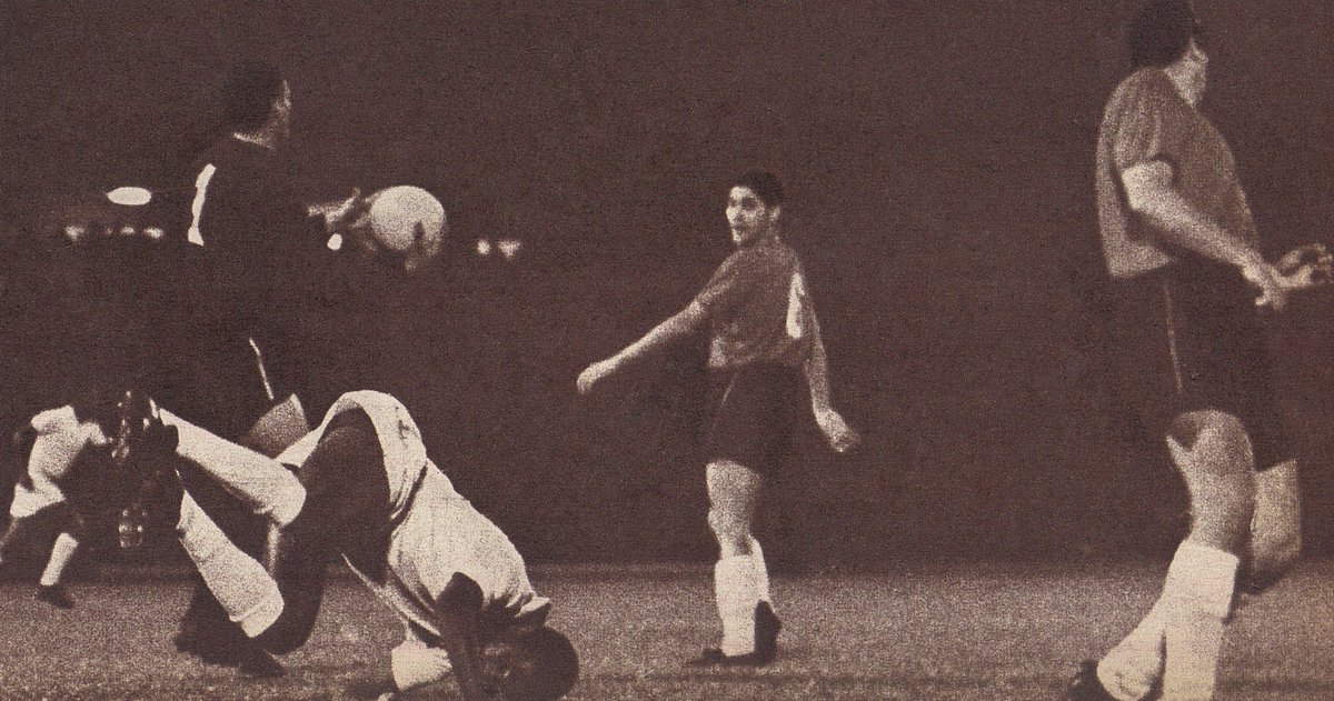 Chomsky_Chile's tweet photo. Colo Colo 2- Santos 2 (febrero de 1966). El caído es Dorval, el arquero es Juan Carlos Moreno, Cañón Moris (6) y José González. https://t.co/aPs16RXNEa