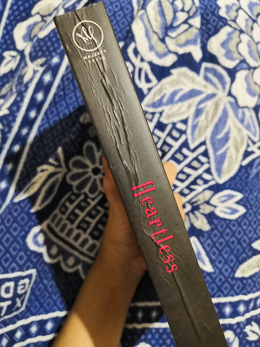 fandomlybookish's tweet photo. May extra akong heartless kaso ganito yung spine niya. Gusto niyo bang pumili na lang ako ng pagbibigyan nito doon sa sumali sa #FandomlyBookishGA ko? π
https://t.co/jZbSbTwm6A