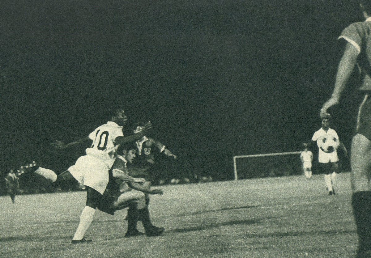 Chomsky_Chile's tweet photo. Universidad de Chile 1- Santos 1 (febrero de 1967). Pelé y Moris. El Cañón tiene una victoria y dos empates frente al Santos de O Rei. https://t.co/UkU7Rxd5aw