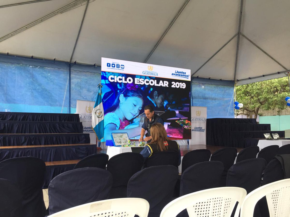 De momento no ha llegado ninguna autoridad de gobierno al acto de inauguración del ciclo escolar.
Vía: @LesterRamirezEU