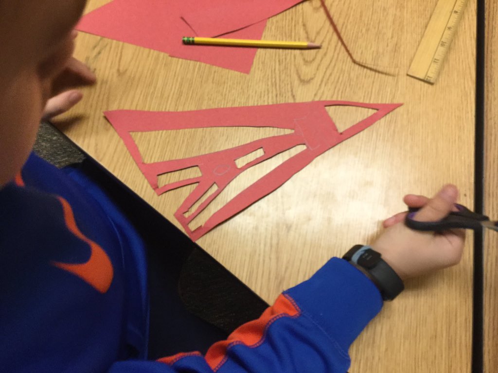 mrlosik's tweet image. Fourth graders designing gliders made of poster board covered with garbage bags based on the structure of insect wings. Today’s task is to create 1/2 a template to produce symmetrical sides. #LearnByMaking #ElementsOfFlight