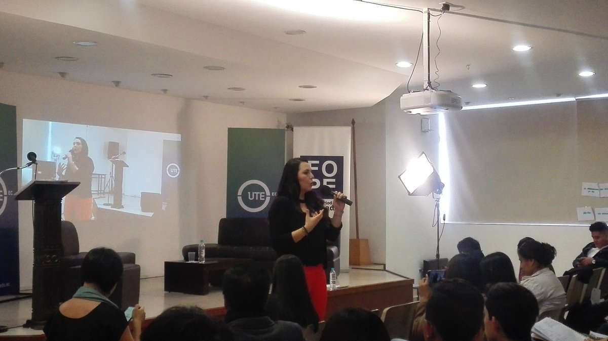 Sofia19941's tweet photo. Carolina Mella comparte con los estudiantes de @UTEPeriodismo en el Foro Taller denominado "Periodismo de Investigación en la última década" 

#UtePeriodismo @clasesmkt https://t.co/o3qX29ypTe