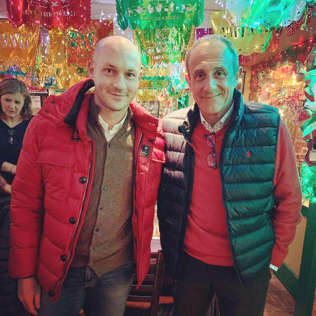 parallelecinico's tweet photo. Vi ricordate la campagna benefica di @wishraiser che metteva in palio viaggio + hotel + San Antonio-Boston il 31/12 + cena con Messina + tour al quartier generale degli Spurs, che abbiamo promosso?
Ecco... Tommaso e suo padre Antonio se la sono goduta abbastanza...
#NBAtipo https://t.co/Gr1OgGdYu3