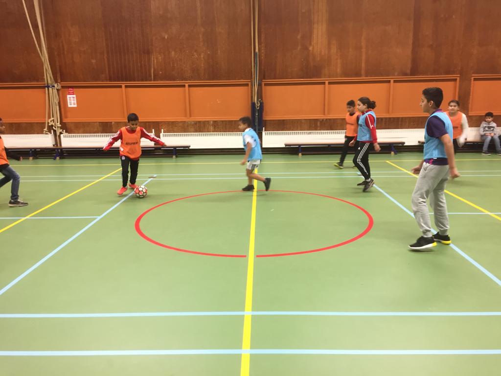 Jeugd in beweging | Buurtsportcoach Yassine blikt tevreden terug: “Dit wijkinitiatief is buitengewoon goed verlopen wat veel kansen biedt voor de toekomst. Zelfvertrouwen en eigen kracht van jongeren heeft bijgedragen tot dit succes.” Lees verder ➡️ sportiefzeist.nl/bubbel-voetbal…