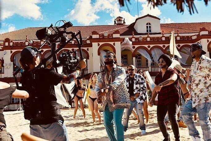 Rajkishorbisho3's tweet photo. Makhna memories...
Cuba!!
#yoyohoneysingh #honeysingh #yoyo #yyhs #makhna #makhnayoyohoneysingh #nidhisunil #singhstamusic #TDO #nehakakkar #rdm #bobbysuri #danielduran #cuba @ Havana, Cuba https://t.co/RFmMRxWMXL