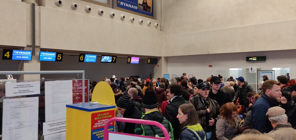 maquetronx's tweet photo. Coming back from #Venice after Christmas. @trevisoairport and @Ryanair are you planning to look after your users a bit better? Check in, security control collapsed and no help or info... This is unacceptable. https://t.co/UqYz5govPc