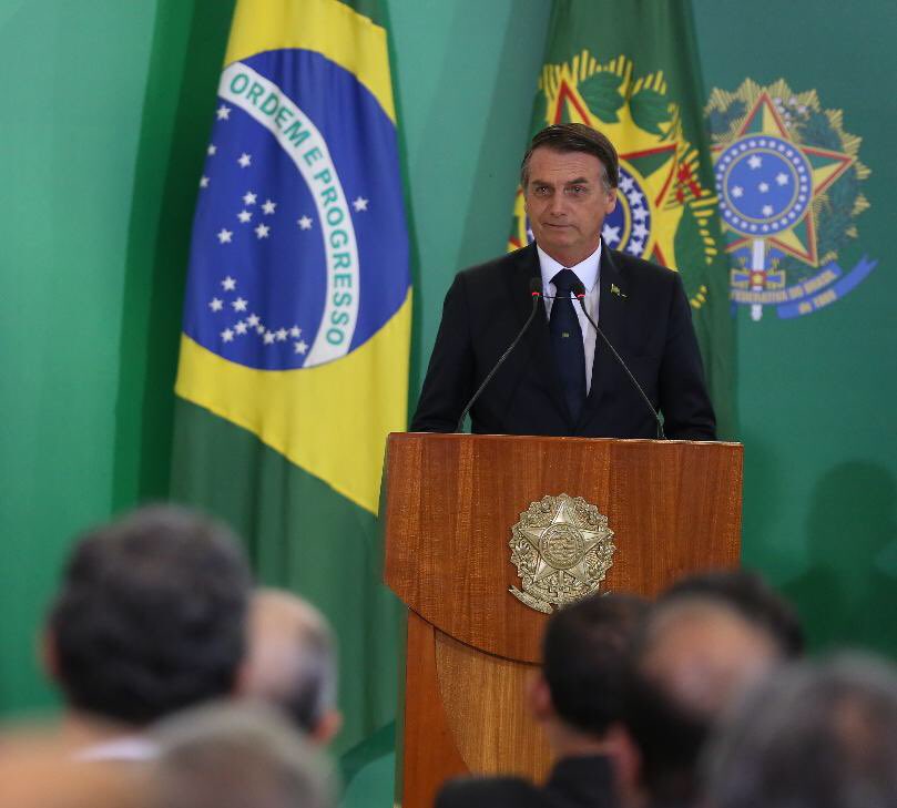 jairbolsonaro's tweet photo. Foi realizada hoje a Cerimônia de Posse dos Presidentes do Banco do Brasil, BNDES e Caixa Econômica, onde destaquei o compromisso que o governo terá com a população, prezando pela transparência acima de tudo e, consequentemente, a responsabilidade com o dinheiro do contribuinte. https://t.co/P97zpILY7l