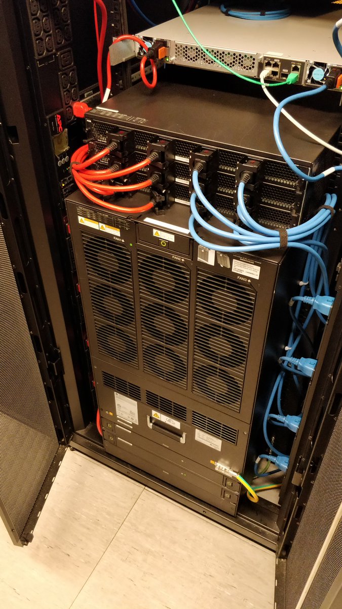 wbergg's tweet image. The Huawei NE9000 is too fat for the rack, can't even close the door! #100ge