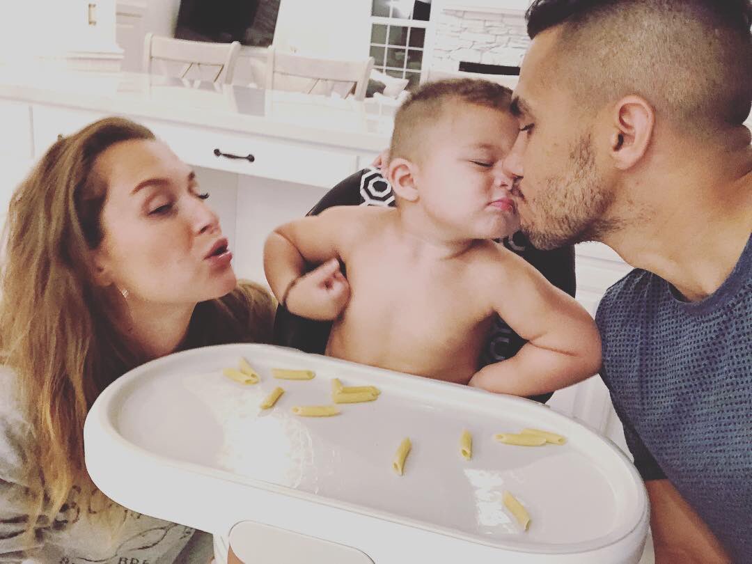 CarlosPenaVBR's tweet photo. Noite de ano novo com os PenaVega’s: muito amor envolvido! 😍❤️

#PenaVega #CarlosPenaVega #AlexaPenaVega #OceanPenaVega #Carlexa #PenaVegaFamilia https://t.co/9GjN6FOuB5