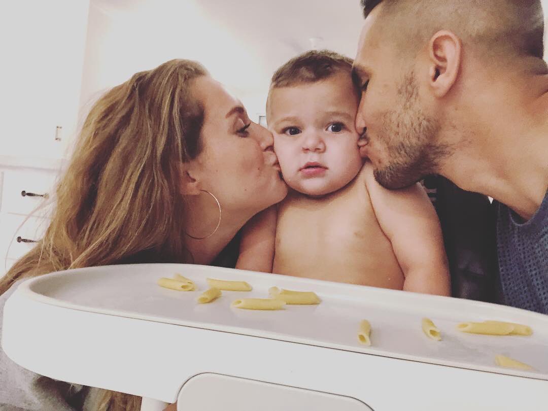 CarlosPenaVBR's tweet photo. Noite de ano novo com os PenaVega’s: muito amor envolvido! 😍❤️

#PenaVega #CarlosPenaVega #AlexaPenaVega #OceanPenaVega #Carlexa #PenaVegaFamilia https://t.co/9GjN6FOuB5