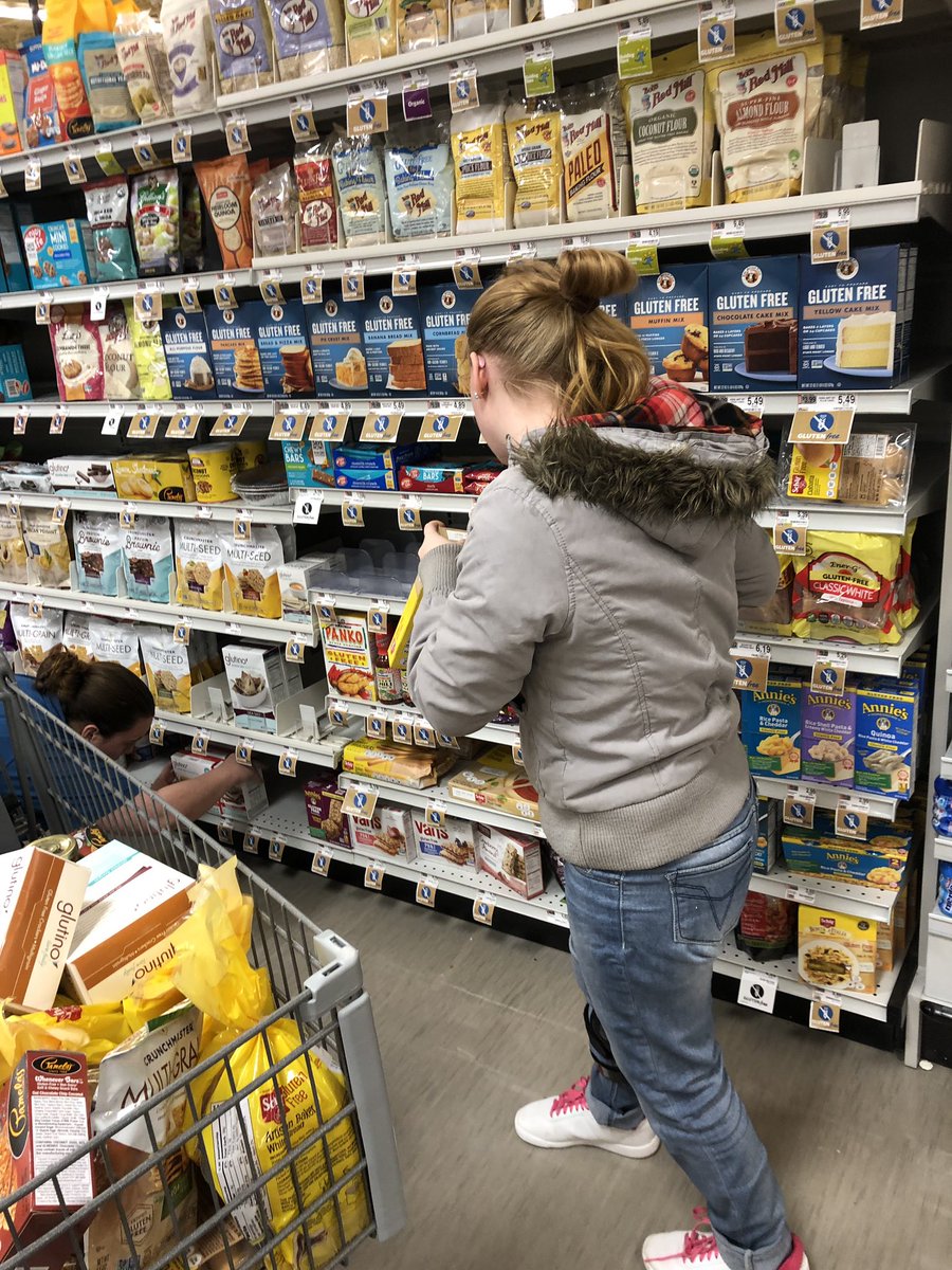 AmyD5's tweet photo. My students are working oh so hard today at Food Lion! #shsindianpride #scpsva #cowep https://t.co/XpfZZjUqw2
