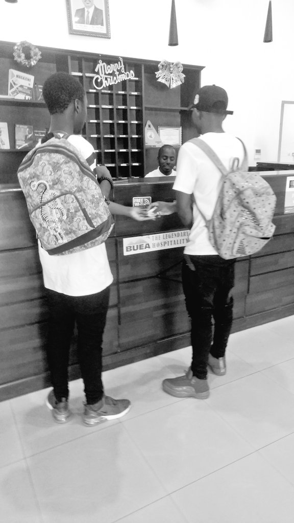 Shakes42076905's tweet photo. When your passing bread under the counter like its nothing 😂😂 https://t.co/uV9wgmR4li