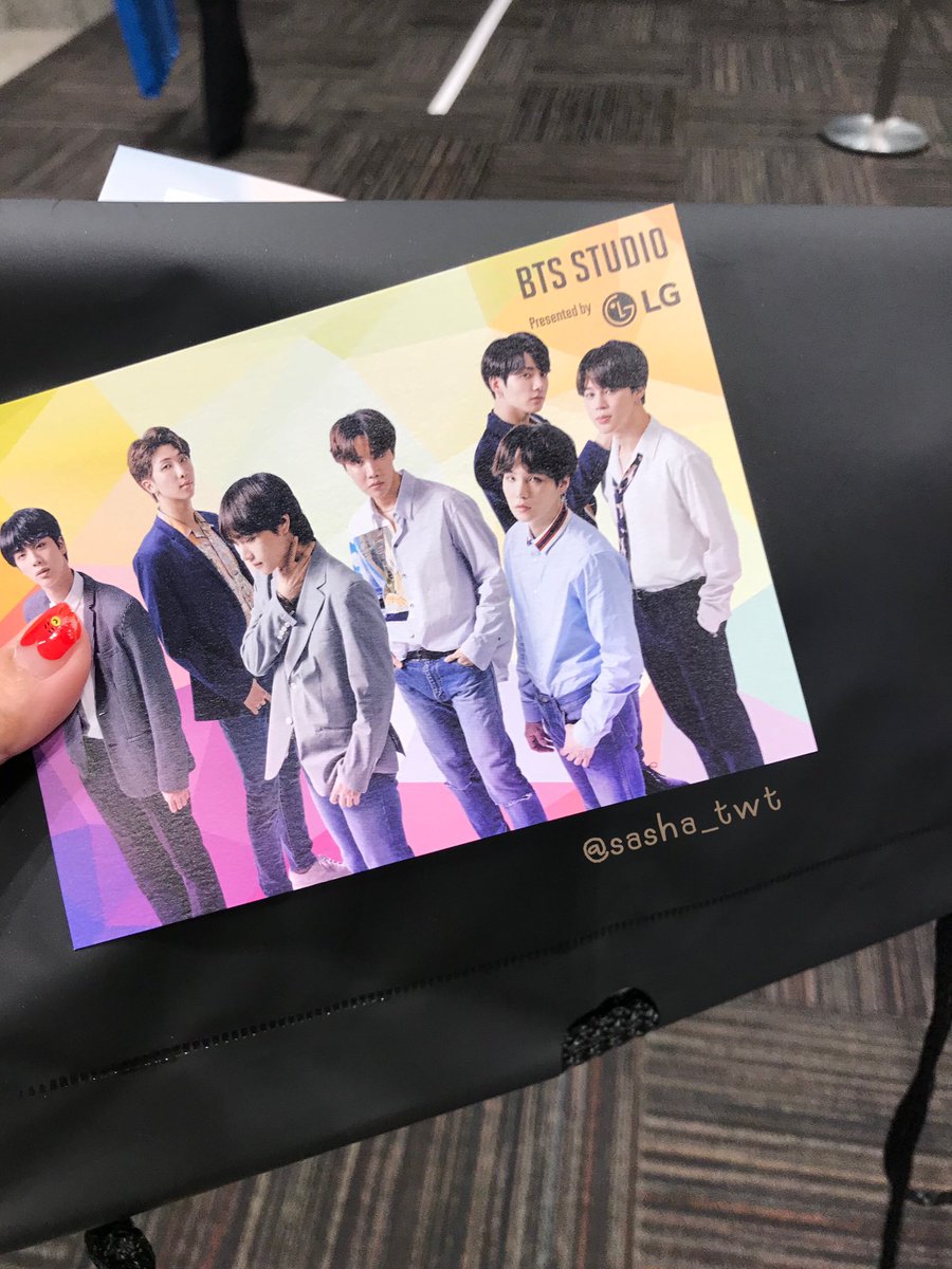 sasha_twt's tweet photo. #BTSStudiobyLG ที่โตเกียวถ้าไม่มี fast track เข้าไปถ่ายรูปใน studio จะต้องไปต่อคิวตามรอบ แล้วจับฉลากวัดดวงว่าจะได้ถ่ายหรือเปล่า 
[ซ้าย] postcard ที่จะได้เมื่อได้ถ่ายรูป ถ่ายกี่รอบก็ได้รูปเดิม 
[ขวา] postcard ที่จะได้ตอนทำ survey หลังจากออกมาจาก booth รูป 2 วันไม่เหมือนกัน https://t.co/85cjMybO59