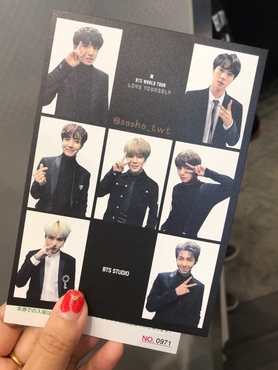 sasha_twt's tweet photo. #BTSStudiobyLG ที่โตเกียวถ้าไม่มี fast track เข้าไปถ่ายรูปใน studio จะต้องไปต่อคิวตามรอบ แล้วจับฉลากวัดดวงว่าจะได้ถ่ายหรือเปล่า 
[ซ้าย] postcard ที่จะได้เมื่อได้ถ่ายรูป ถ่ายกี่รอบก็ได้รูปเดิม 
[ขวา] postcard ที่จะได้ตอนทำ survey หลังจากออกมาจาก booth รูป 2 วันไม่เหมือนกัน https://t.co/85cjMybO59