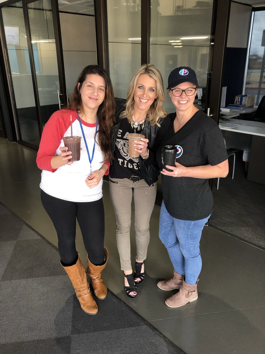 gopaschal's tweet image. The winners of our office competition with their prize, Onyx Coffee 👊🏼☕️ #onyxcoffeelab #winnerwinner #paschalcorp #nwarkansas