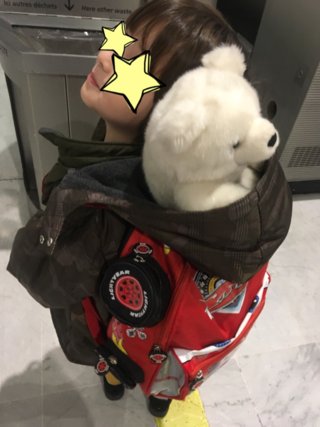 AKRKWYS's tweet photo. 2019.01.08
【いっぱいの愛を！】

年末は夫実家に帰省でした。
長男はワクワクと荷造りを開始してリュックサックにアレもコレもとおもちゃを詰め込んで、そんなに持ってけねーよと全部出されるのを何度か繰り返し、結局お気に入りのぬいぐるみをパートナーに選んだ｡(続
https://t.co/tUGEn1pszg https://t.co/GZuzVJmALr