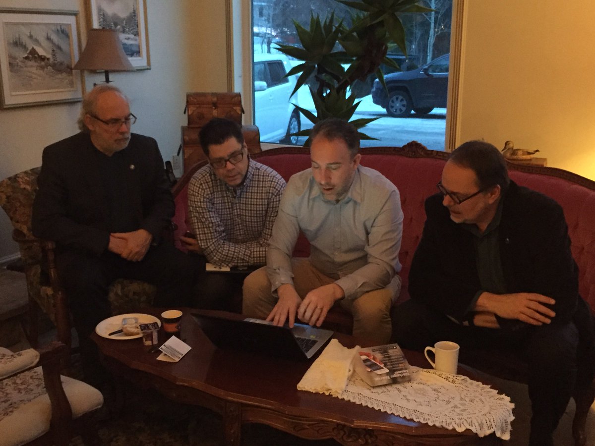NancyBrousseau's tweet photo. @millaudrey Voici une photo que j'ai captée à #clair2016 C'est la mise en ligne de #cadre21 dans le hall du Best Western :) Un moment historique et de grande fierté ! @NormandBrodeur @zecool @claude_frenette @geoffroigaron https://t.co/IflFe5Xmzk