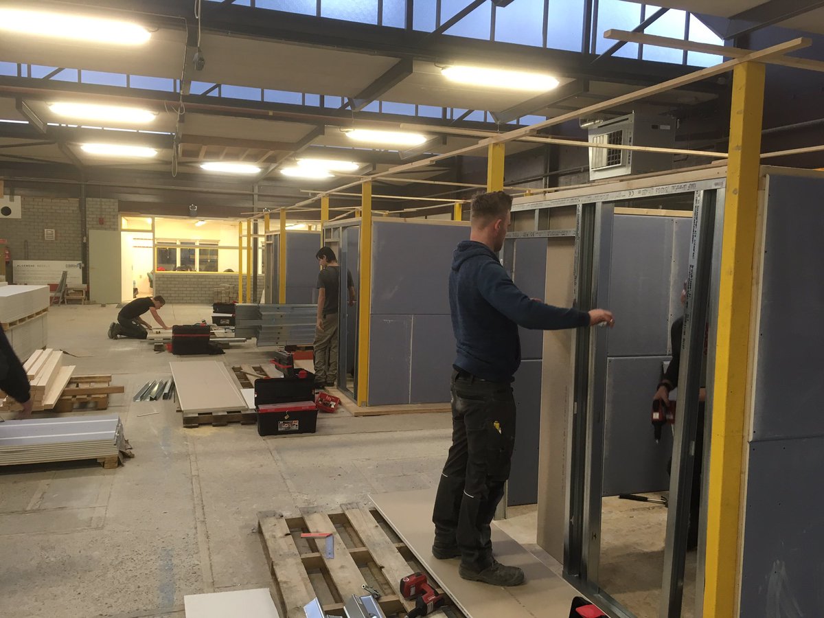 Vandaag gestart met de MBO workshop Experimenteren met materialen en technieken: Knauf Gipsplaten &amp; Wandsystemen bij @rocteraa <a href="/BouwInfraMensen/">Bouw Infra mensen Mierlo</a>