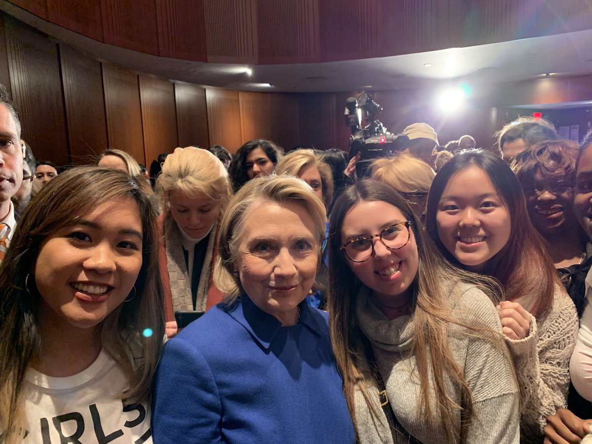 _dianakris's tweet photo. She literally saw my shirt. Screamed “Girls Who Code” then grabbed my phone and told her staff to take a picture https://t.co/XFuwgsJ4sz