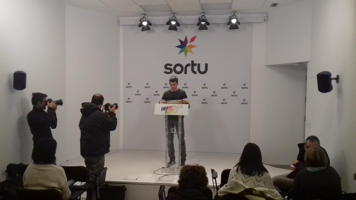 naiz_info's tweet photo. Sortu denuncia el doble rasero tras el suceso de Amurrio. «¿Se imaginan qué hubiera ocurrido si fuera al revés?» https://t.co/pjqKvvNRtF https://t.co/6KQ8RxMlbb