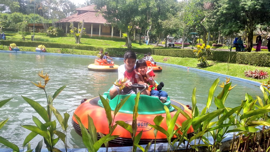 Lilywati's tweet photo. 14. Jalan2 tanpa ke Taman bermain ? Rasanya ga mungkin ya kalo bawa anak2 haha... ini hasilnya. Dgn beli tiket harga paket 55rb. Si kecil bs main di 4 wahana. Dan ini salah satunya. Saya lupa namanya tp semacam boat gt #PesonaCeritaAkhir2018Awal2019 https://t.co/e0GqXuFKaY