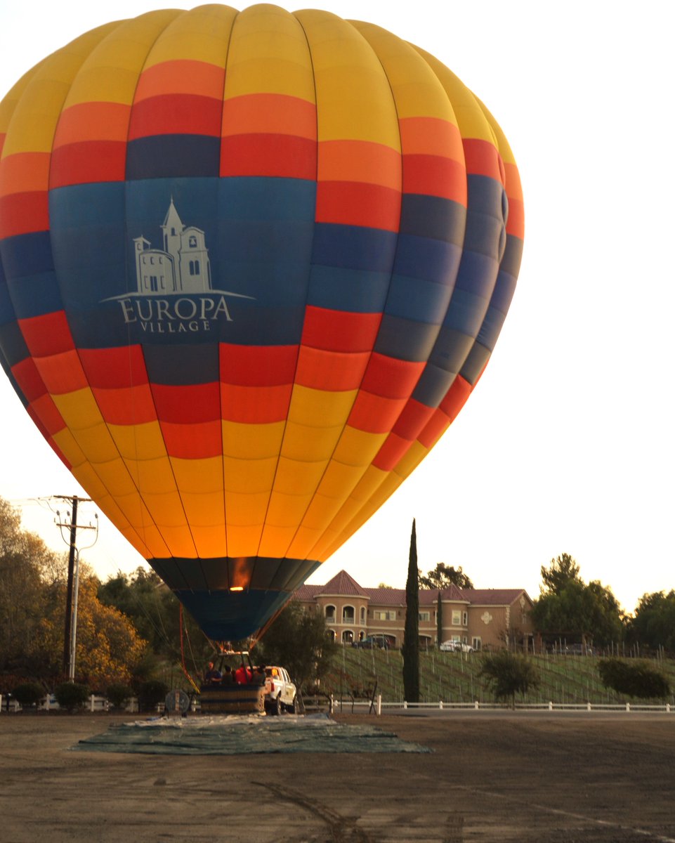 Wilson_Creek's tweet photo. The best of both worlds in this shot! Stay the night in the heart of Wine Country at the Manor and wake up and jump into a Hot Air Balloon with A Grape Escape!
.
.
#wilsoncreekwinery #wilsoncreekmanor #agrapeescape #europavillage #visttemecula #hotairballooning #winetourism https://t.co/QWtg82ElPl