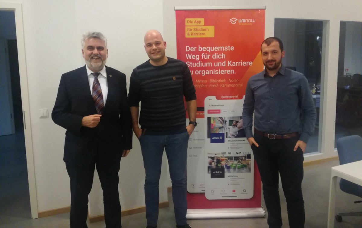 Digitale Hilfe für den Studienalltag: Die @UniNowApp verbindet u. a. Stundenplan, Stellenmarkt und Prüfungsergebnisse. Die App hat schon mehr als 300.000 Downloads und ist an 520 Hochschulen zu haben. Minister <a href="/WillingmannA/">Armin Willingmann</a> hat die #Gründer heute in #Magdeburg besucht. #Startup