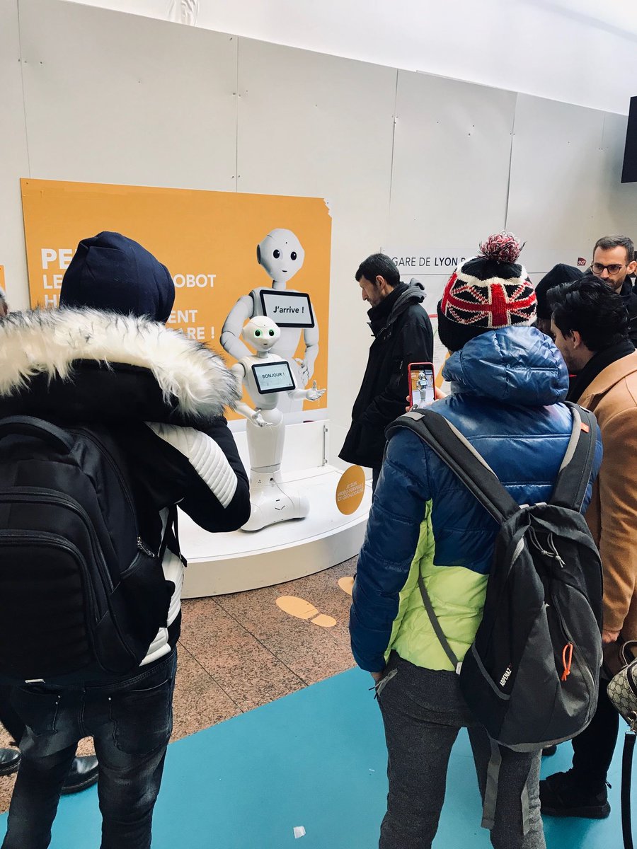 ConnectGares's tweet image. Après Baryl, un nouveau robot investit nos gares 🤖 ! Rendez-vous en gare de @LyonPartDieu pour faire la connaissance de Pepper, le robot humanoïde développé par @HoomanoCompany.
Services, commerces, infos travaux...Pepper vous accompagne lors de votre passage en gare 👍 !