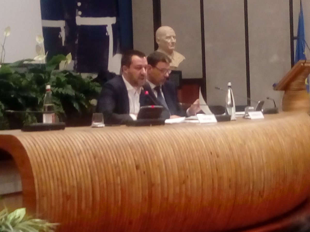 AlessandraDeVi2's tweet photo. Salvini, #sicurezza negli #stadi: 
"Gli episodi di violenza si sono più che dimezzati" https://t.co/CUutUZZhyM