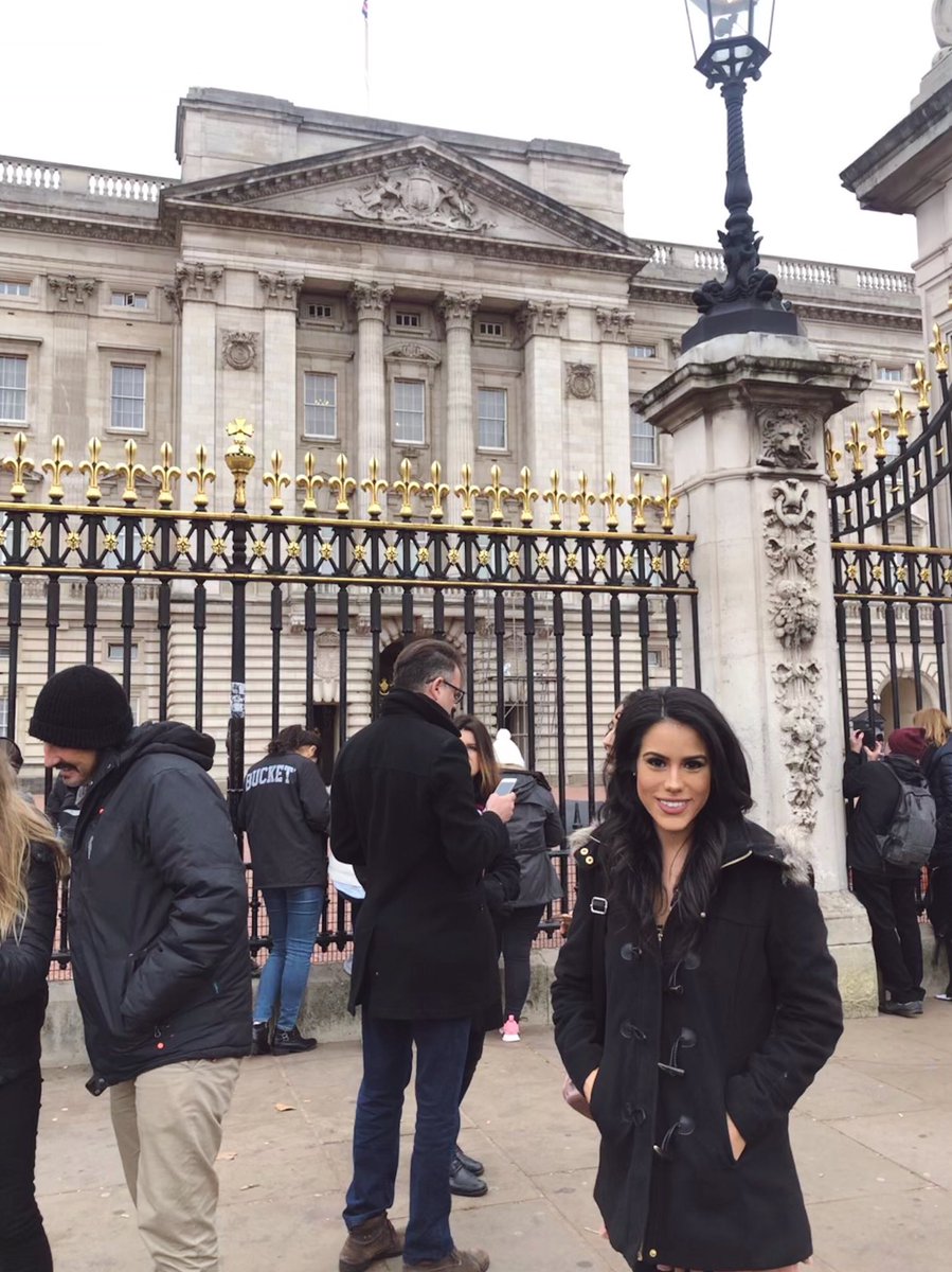 ChrisdyannUribe's tweet photo. They didn’t let me in. #NotMeghanMarkle #Peasantlife #Outsidethegates #BuckinghamPalace #London 🇬🇧 https://t.co/Gtka3V2CMJ