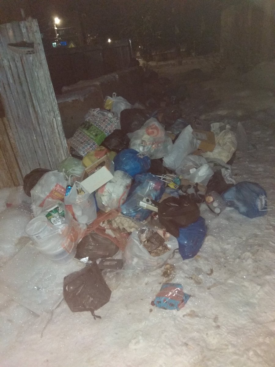 VasinAlex's tweet photo. @AMOBolohovo  @Tularegion71 . Болохово.  баки перевернуты. Напротив Советской 19. Так и задумывалось? Или пока праздники, город предоставлен сам себе? https://t.co/joZrewtq3a