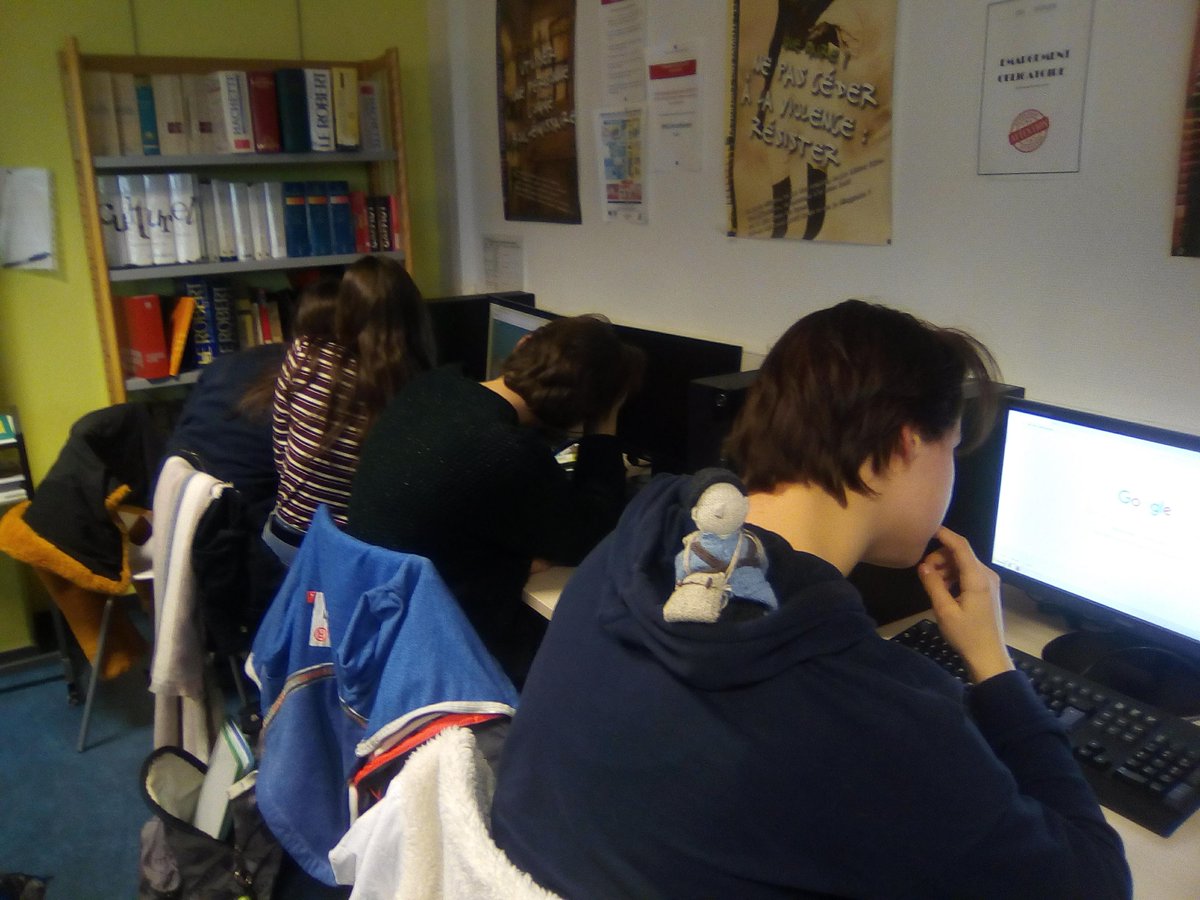 CDIDupleix's tweet photo. Alors, voilà, Alphonse est arrivé ce matin au CDI du lycée. Il a fait une entrée remarquée. Il est déjà intégré parmi les lycéen.e.s 😃et aime beaucoup les livres et BD surtout ceux concernant la #1GM, cela va de soi ! https://t.co/RWs9HRhCc7