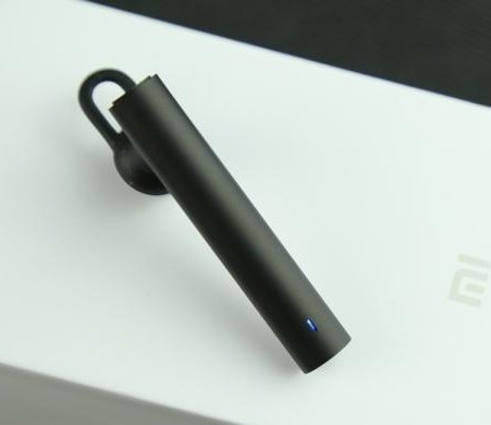 Essa foto é do suposto novo fone Xiaomi AirDots 2. O design e estrutura dele são baseados no antigo Xiaomi Mi Bluetooth Headset Basic, lançado em 2015