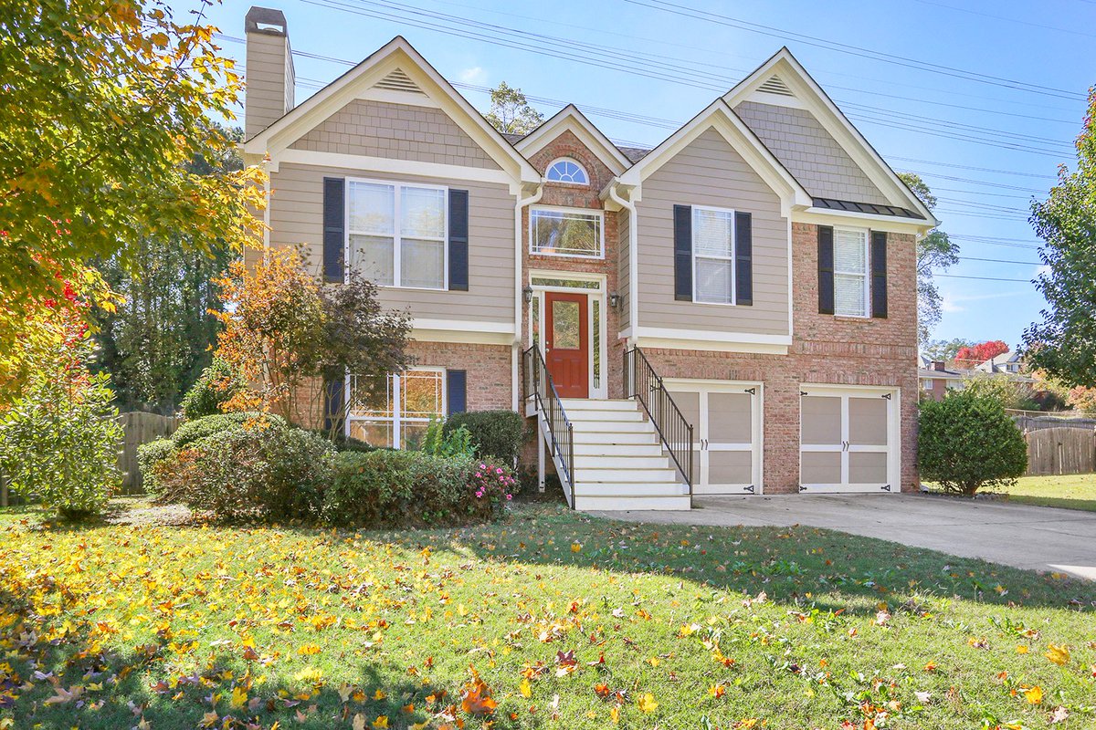 WRTheCollective's tweet image. 623 Creek Water Trail is as spacious as it is inviting - located minutes from #MariettaSquare and @TheWalkerSchool, this 5-bedroom home in @cityofmarietta features a light-filled floor plan, vaulted master ceilings, &amp;amp; a fully finished basement. See more: bit.ly/2CVdQ1r.