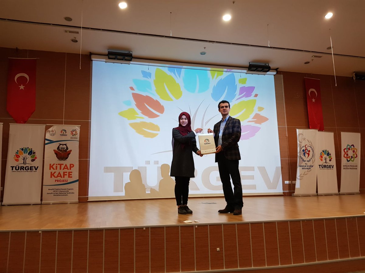 Programımız hediye takdimiyle sona erdi. Konuğumuz Prof.Dr Hasan Basri MEMDUHOĞLU'nun verdiği değerli bilgilerden dolayı teşekkür ediyoruz.  <a href="/GSBgenclik/">Gençlik Hizmetleri</a>proje @GSBgenclik <a href="/gencliksporbak/">Gençlik ve Spor Bakanlığı 🇹🇷</a> <a href="/turgev/">TÜRGEV</a>