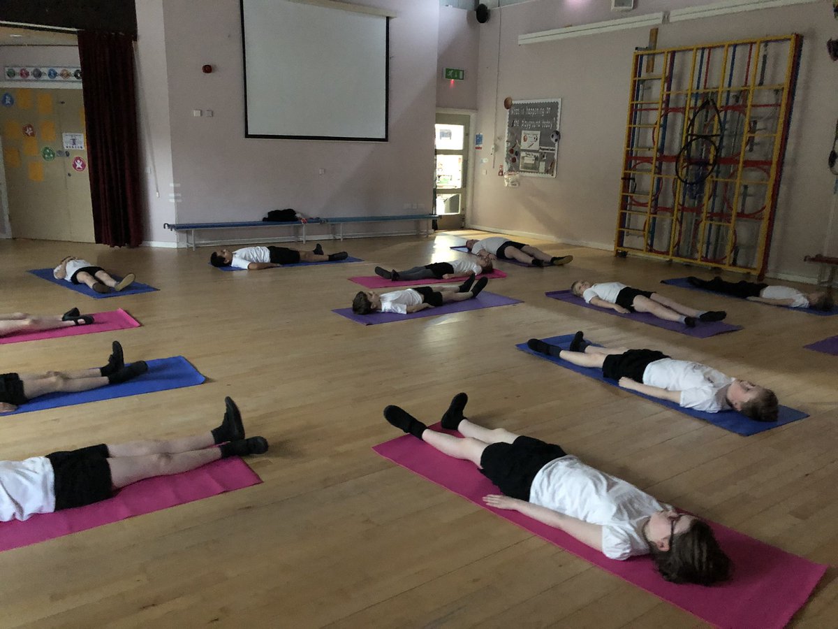 Sycamore class did some yoga to cool down this morning. 🧘‍♀️🧘‍♂️@Hawthorns_Syc @HawthornsTweets @newbridgegroup @tameside @TOGMind #wellbeing #positivementalhealth #healthmonth