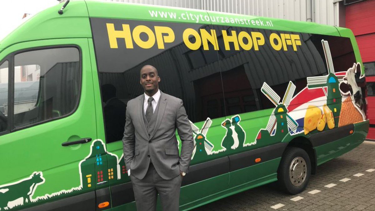 NHNieuws's tweet image. Een voormalig buschauffeur ziet gat in de markt en zegt baan op; hij gaat toeristen alle facetten van de Zaanstreek laten zien 
nhnieuws.nl/nieuws/238073/…