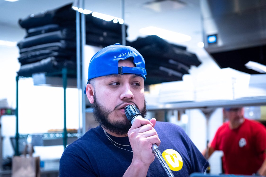 That moment when we call your name to tell you your pizza’s ready 🎤😍 #thesweetestsound #vinnysasliceisnice #houston