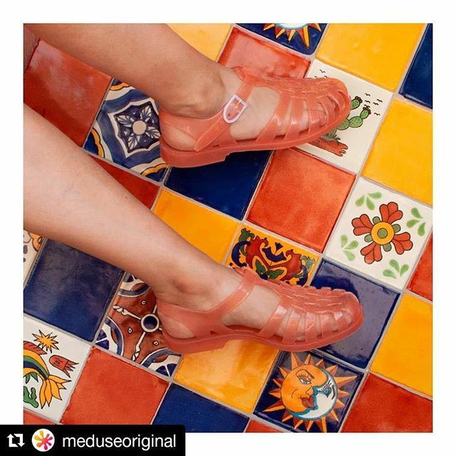 #Repost <a href="/meduseoriginal/">Méduse®</a> ・・・
La nouvelle mode c'est d'assortir le carrelage de sa cuisine et ses chaussures, alors voilà, on a recarrelé toute notre cuisine afin qu'elle aille avec nos SUNLIGHT = matchy-matchy!

#meduseoriginal #sun #jellies #summer #… bit.ly/2SHPH3Q